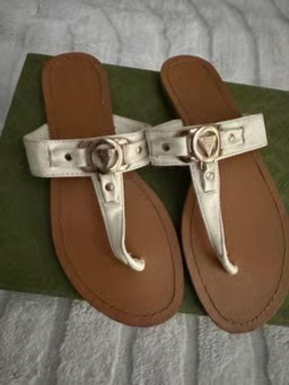 GUESS SIZE 7.5 WHITE SANDALS SHOES LOT5769